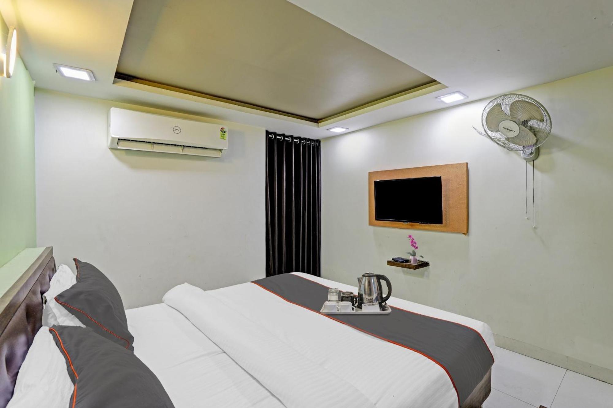 Collection O 90891 Hotel Royal Palace Ahmedabad Exterior foto