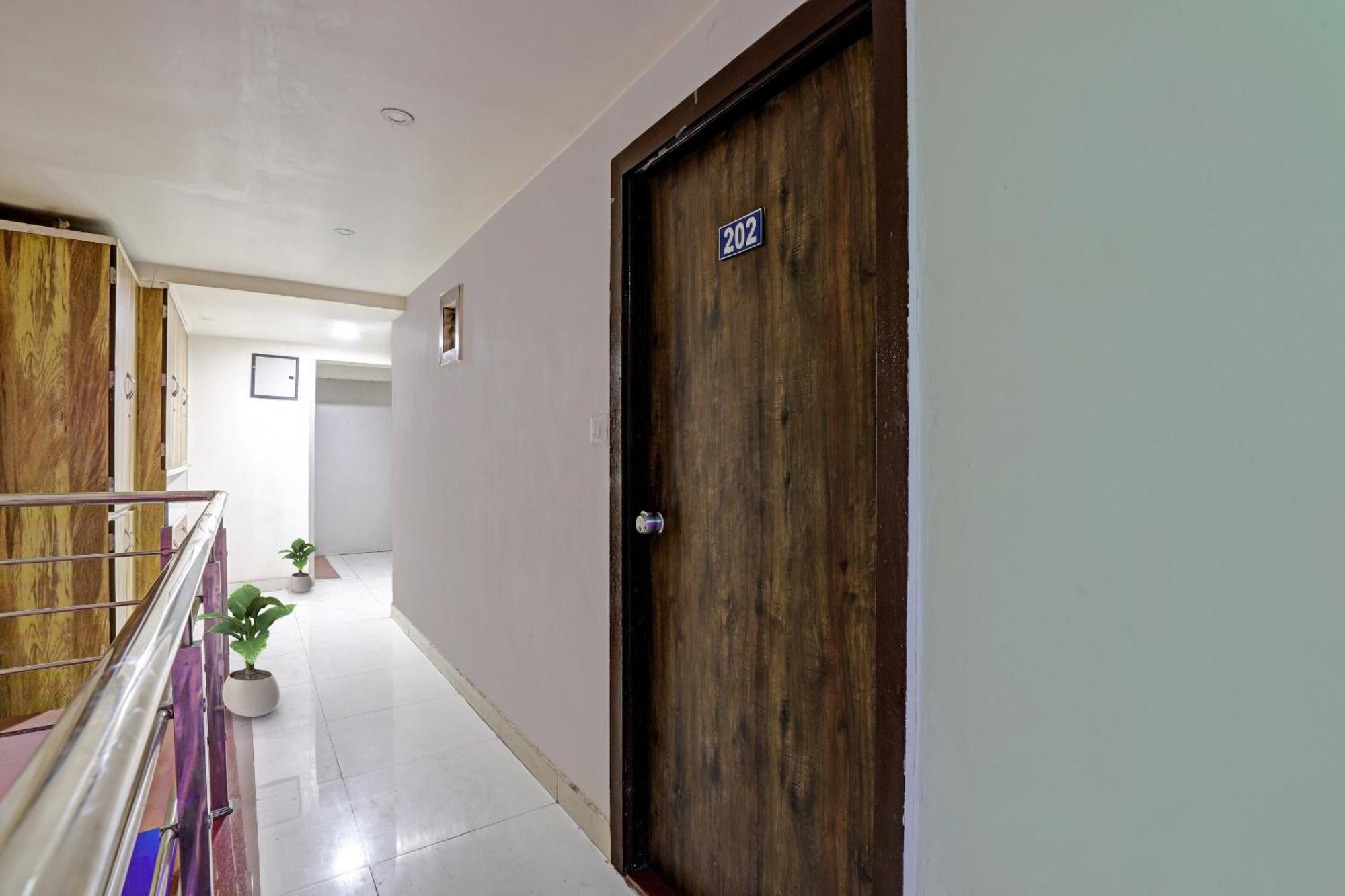 Collection O 90891 Hotel Royal Palace Ahmedabad Exterior foto